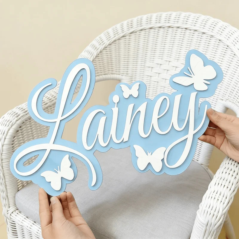 Baby Nursery In - Gepersonaliseerde baby-naambord, blauw ontwerp met witte